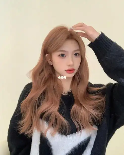 玫瑰金发色这款玫瑰金带一点粉色调,非常洋气又很减龄~满满的少女感