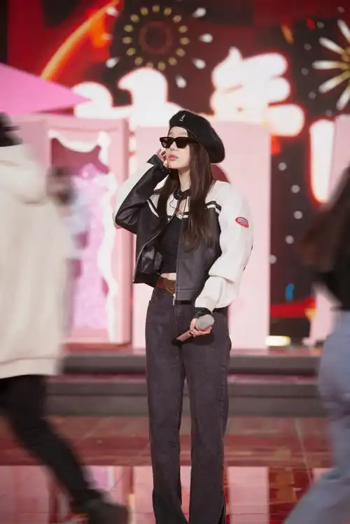 春晚彩排照#一组新鲜的彩排照送上05甜蜜"小彩虹"秒变酷帅"徐总"