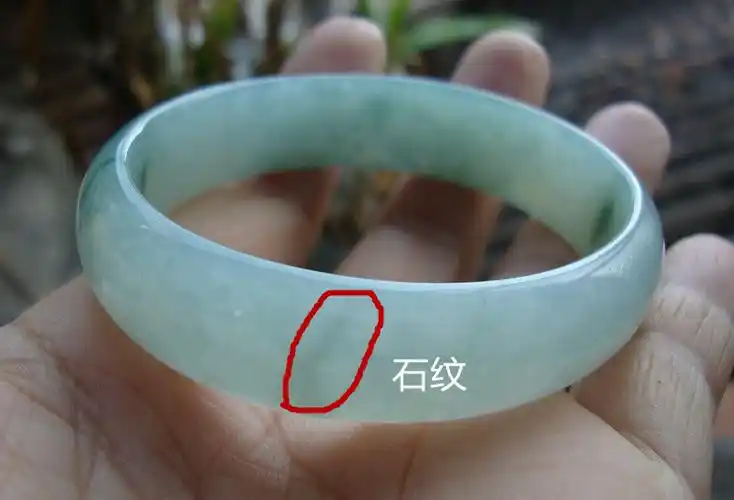 翡翠的裂纹和石纹一定要分清,不然上当了都不知道