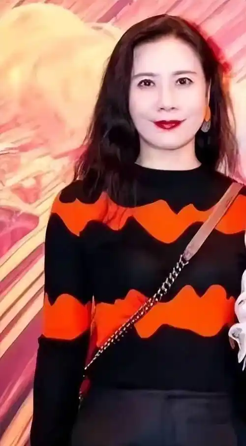 已经被东方卫视开除的著名主持人房海燕,居然再度出现在公