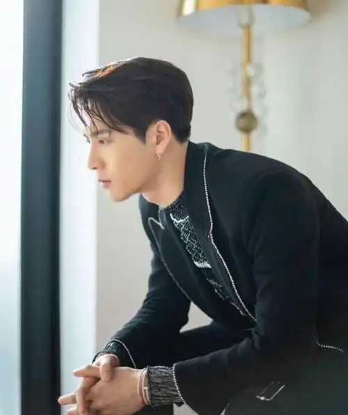 王嘉尔近照公开!短发黑西装搭高领毛衣,好一个硬朗型男