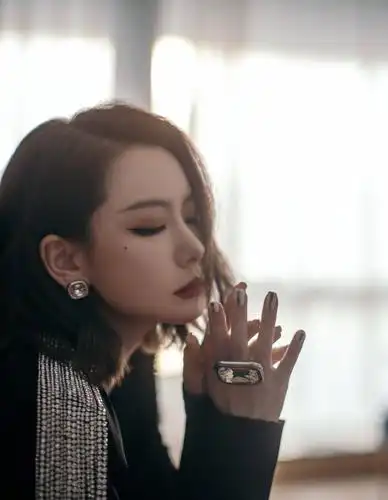 戚薇穿黑色紧身长裙秀完美曲线 短发利落眼神霸气