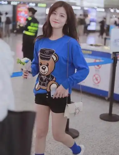 创造101陈意涵甜美穿搭,彰显元气少女气质,衣服图案太抢眼!