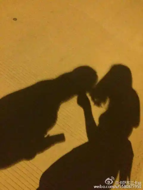 路灯下情侣影子图片