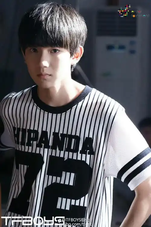 王源超话oo的时空日记超话150701 组合更博好厚的锅盖头源源#王源客厅