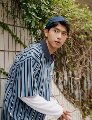 李现帅气条纹衣写真1280x800分辨率查看