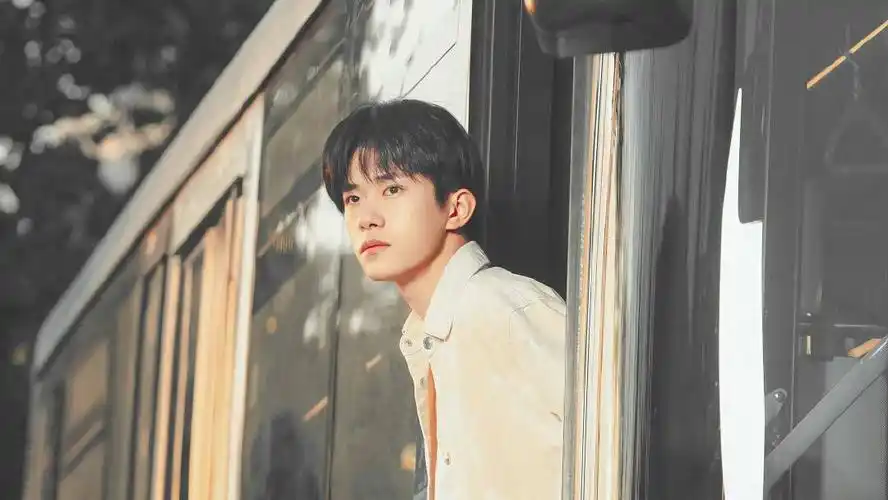 原创四字弟弟的笑容是最美的风景易烊千玺的努力让他风生水起