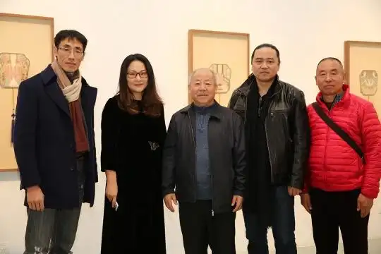 开幕现场 艾米李画廊负责人李颖(左2),艺术家金沙(右2)与嘉宾合影