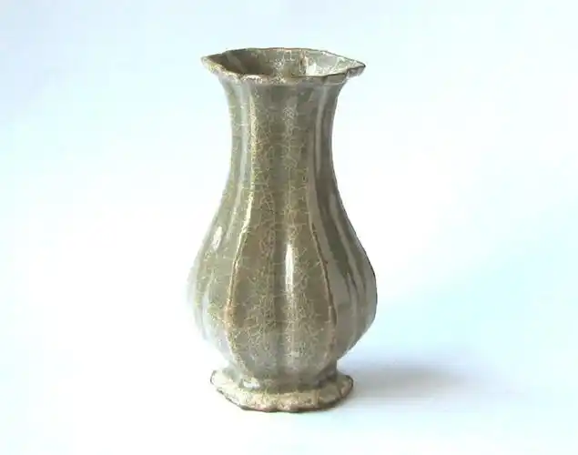 龙泉溪口窑白菜瓶过去被一些不专业的瓷器收藏类书籍标注为南宋官窑