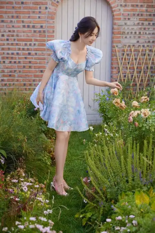 the9组合成员虞书欣身穿低胸花裙展现阳光花园写真