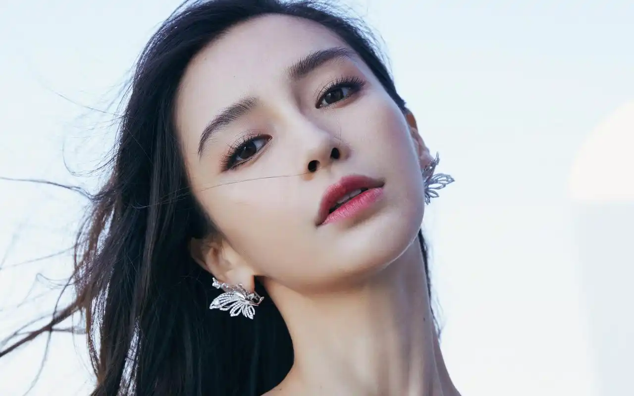 杨颖珠绣长裙性感写真,甜美外型,性格爽朗!