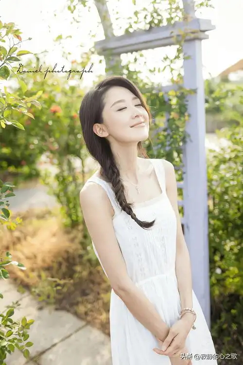 气质清新美女演员张雯壁纸分享(13)_笑容_大自然_女孩子