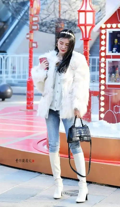 街拍:20个美女,清一色的白色高筒靴