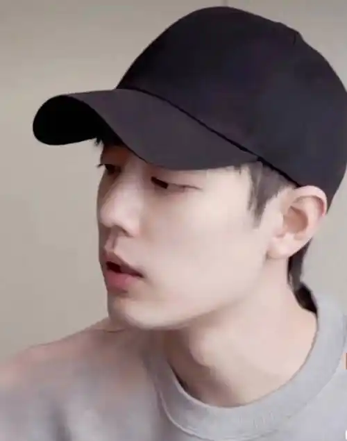 x玖少年团肖战daytoy 说自己"我太爱小面包了,酥酥脆脆小面包,今天