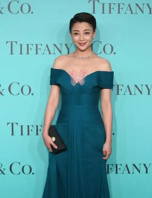 殷桃真的美到骨子里,穿墨绿色一字肩连衣裙,身材,气质都惊艳