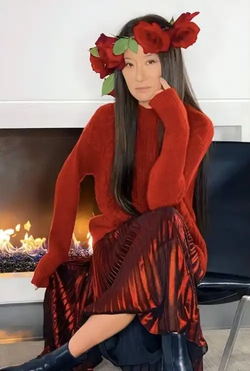 73岁"婚纱女王"王微微太惊艳了,穿衣不俗,举止灵动