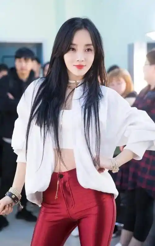 原创李小璐真敢作妖红色液体裤配高跟鞋硬凹出162cm身高