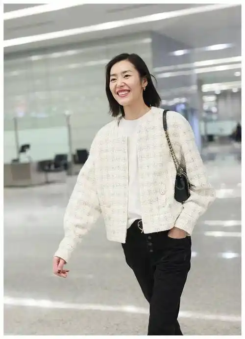 刘雯的衣品颜值都耐打,穿小香风外套配牛仔裤优雅知性,气质出众_风格