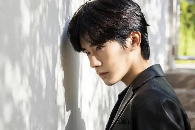 异国恋虽苦,但看着@tfboys-易烊千玺 老公的帅照我也就安心了|易烊