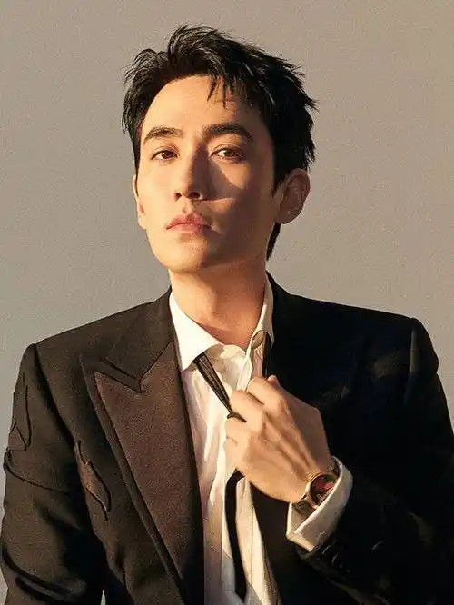 朱一龙二月西装海报#@朱一龙二月黑色西装大片96这扯领带的动作有
