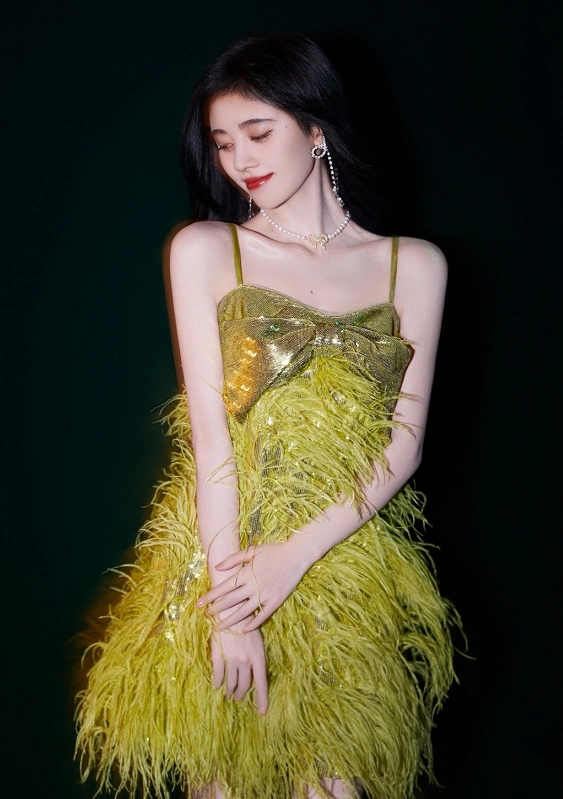 鞠婧祎穿金色蝴蝶裙,凹出直角肩,扭身一瞬时让人惊艳了