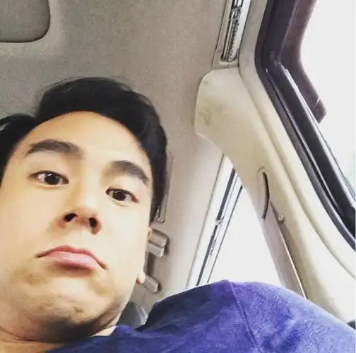 在睡彭于晏之前,先看看他脚下的球鞋吧!