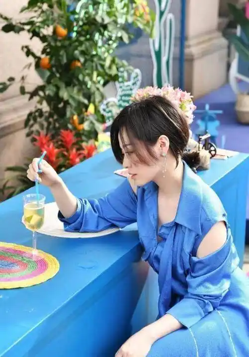 原创原创35岁张靓颖歌坛女神扎低马尾发型搭配蓝色连衣裙减龄时髦
