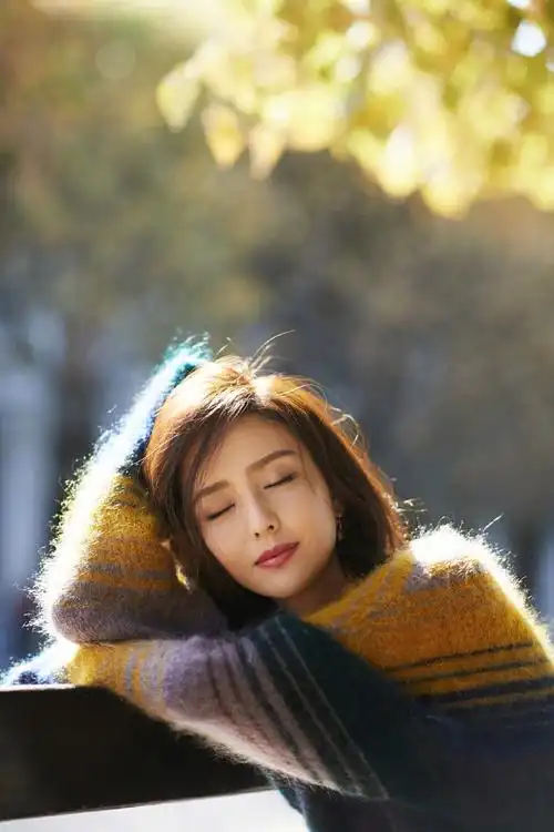 佟丽娅优雅早秋街拍写真图片