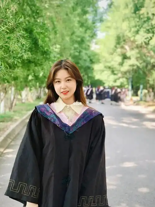 学士服,一次如图1661526615是衬衫领的91,一次是圆领t恤