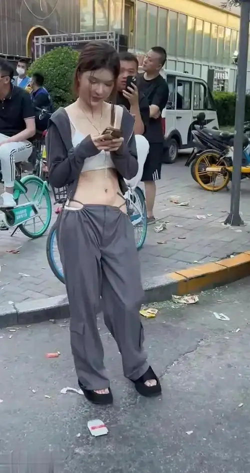 毁三观!女子穿个性的裤子逛街,网友:两个绳也叫裤子?|闺蜜|李小龙_网