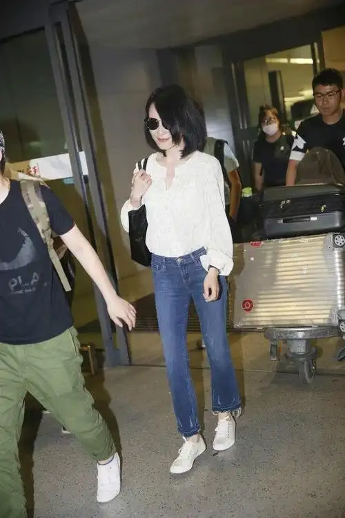 王菲是牛仔裤天后,180大长腿都是穿出来的!