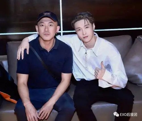 张艺兴合照更新一则,白衬衫造型清爽干净简约有型!