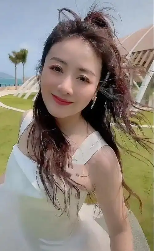 上对花轿嫁对郎!小李琳二婚嫁小6岁老公变时髦,穿白裙暴露副乳