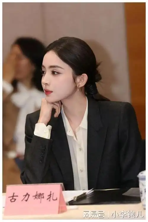 美上热搜,上一个是刘亦菲|杨颖|范冰冰|女明星|古力娜扎_网易订阅