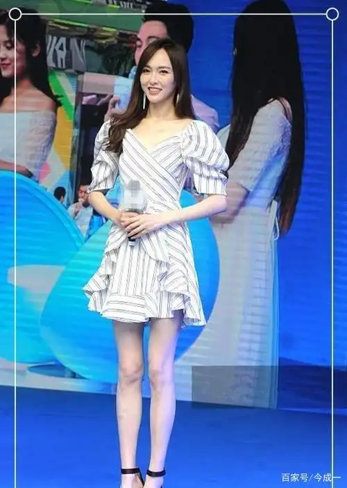 唐嫣,热巴同穿泡泡袖裙,竟一个壮大妈,一个瘦少女?
