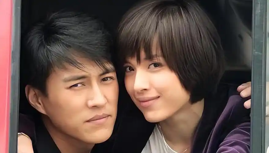 靳东一生中爱过的三个女人,怎料兜兜转转,最后还是娶了二婚的她