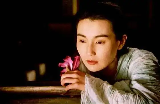 东邪西毒的剧照里流传最广的,是那张,张曼玉在窗边出神凝望的姿态.