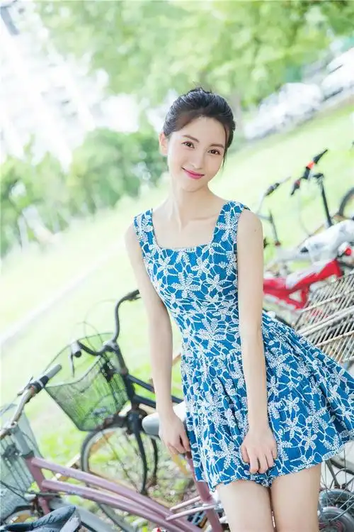 金晨开学季清新写真 丸子头连衣裙穿梭校园