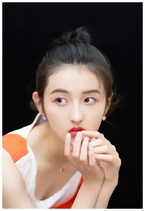 原创18岁张子枫长大气质全开丸子头搭拼接色连衣裙现身活动美极了