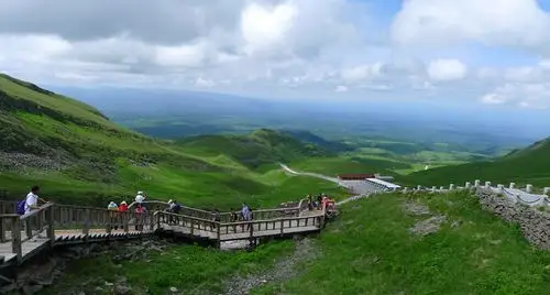 11张图片老虎背位于长白山景区内.也是一只拦路虎.