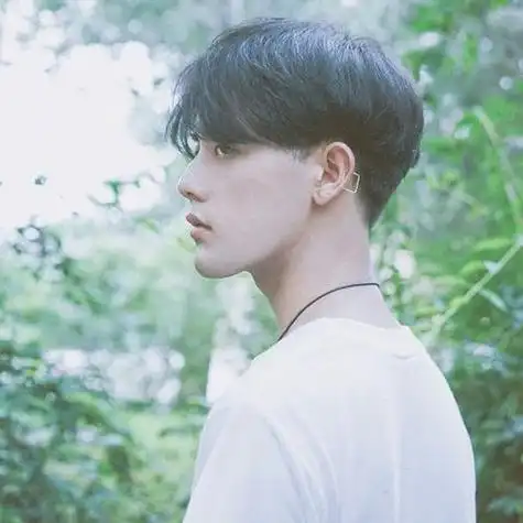 白衫侧身唯美男生头像图片