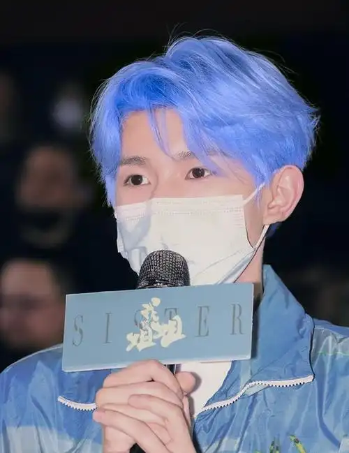 王源染发上瘾,刚染粉发立马换蓝发,网友:颜值高到不像真实存在