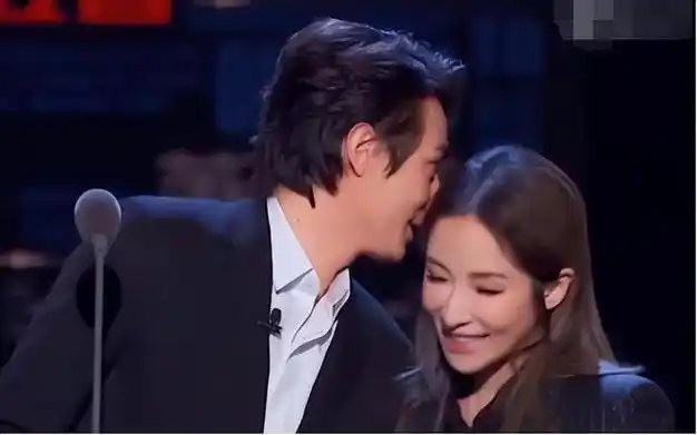 43岁萧亚轩曝又有新男友高调复出脸塌陷香肠嘴彻底认不出