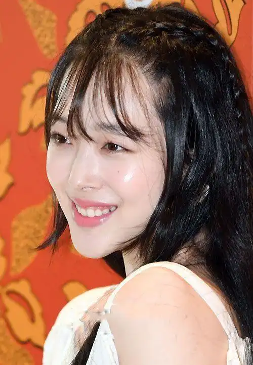 崔雪莉晒美照白到发光零瑕疵肌肤嫩得可掐出水