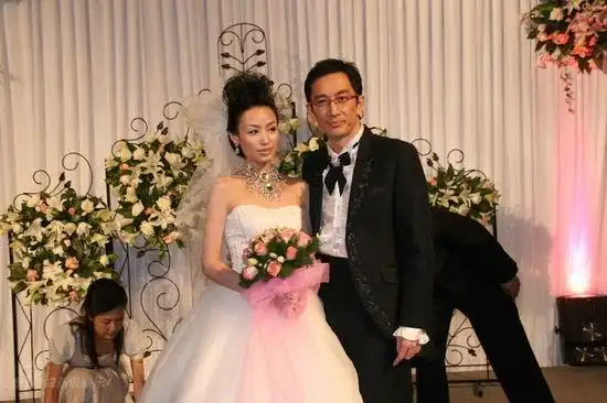 婚纱美丽动人,黑色礼服让吴启华显得更加帅气,婚礼完全是西式,石洋子
