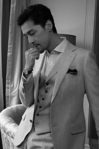 胡歌背头造型加络腮胡荷尔蒙爆表艺术气息十足尽显男人味