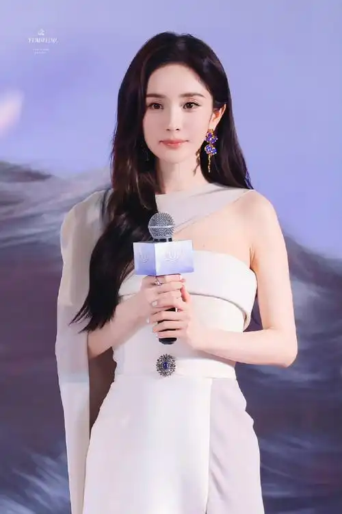 杨幂活动造型分享,白色露肩长裙优雅高级,抹胸与开叉的设计增添性感