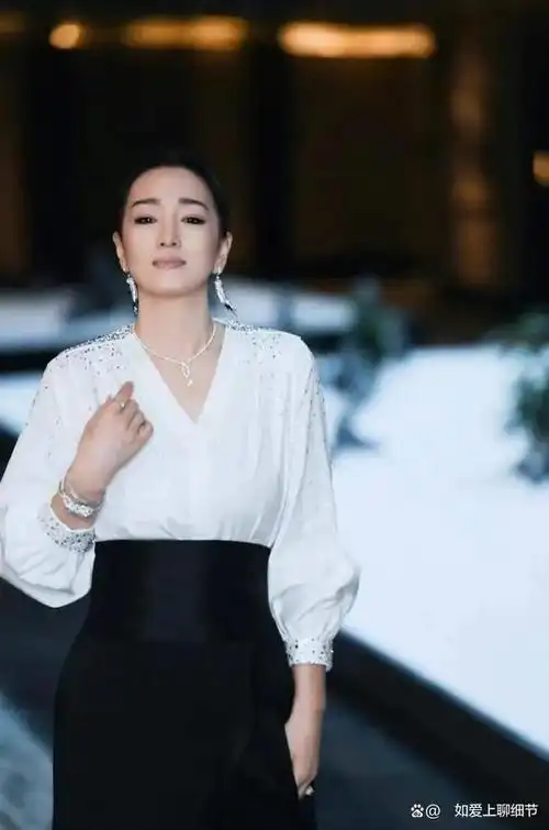 章子怡当年海边和老外的沙滩照片有多辣眼睛?泳裤都被褪到一半