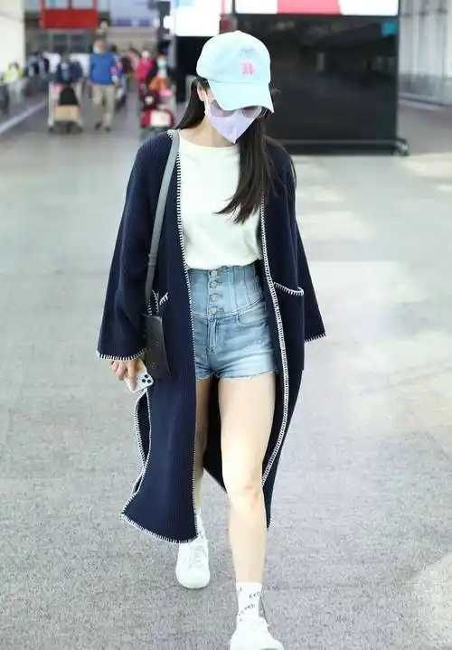 黄圣依机场街拍,穿深蓝色针织开衫,搭浅蓝色短裤,配出别样时髦