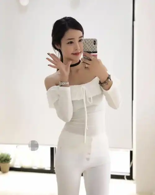 美女全身白搭配自然无瑕疵牛仔裤白色的我更协调